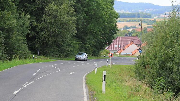 Die HAS 51 in Richtung Ebern gesehen. Links die Zufahrt zum Schützenhaus, rechts zum Baugebiet Mannlehen. Foto: Helmut Will