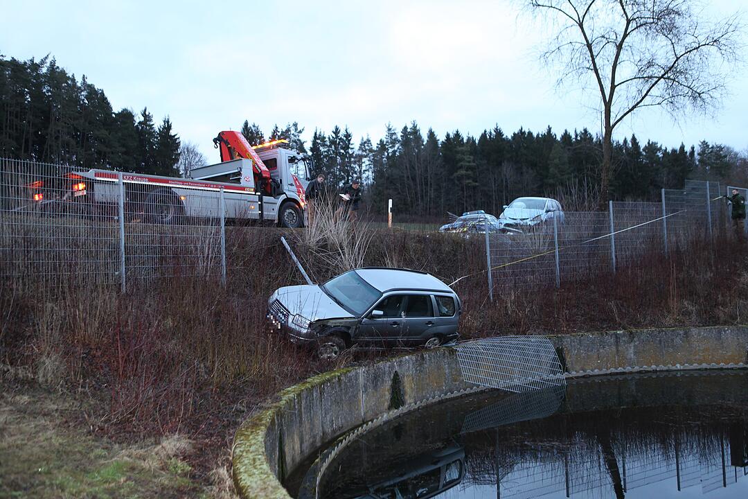 Auto stürzt nach Auffahrunfall bei Ansbach beinahe in Klärbecken