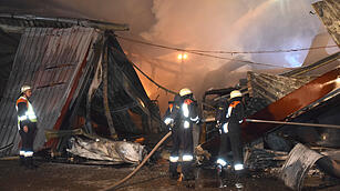 Fahrzeughalle in Flammen