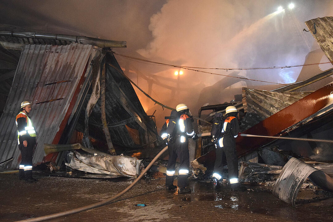 Fahrzeughalle in Flammen