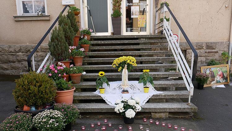 Zur Schwedenprozession wird der Prozessionsweg von Anwohnern festlich mit Blumen und Mariendarstelungen geschmückt.Heike Beudert