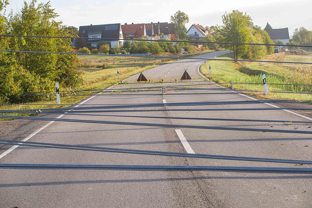 Sturm Fabienne wütet in Unterfranken: Kirchturmspitze abgerissen, Strommasten umgeknickt
