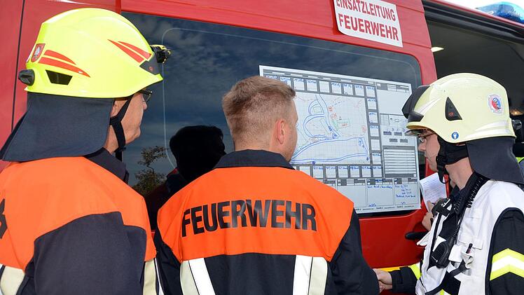 Zur Großübung auf einem Nüdlinger Aussiedlerhof wurden insgesamt sechs Wehren nach Nüdlingen gerufen. Foto: Peter Rauch