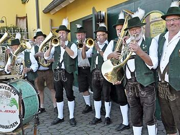 Roland Schmidt verließ hier die große Trommel und postierte sich rechts, "damit die Drumml a weng zum Vorschein kümmt". Foto: Albrecht