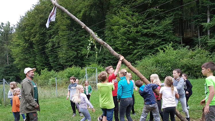 Gemeinsam Fahnenmast aufstellen und die Fahne der anderen erobern, stärkt die Gruppengemeinschaft.Elisabeth Assmann
