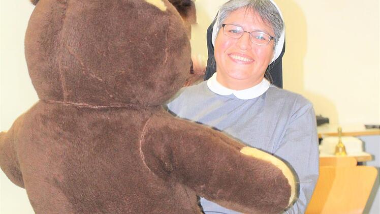 Sr. Milagros vom Mutterhaus in Vierzehnheiligen hat im Vorjahr bei der Verlosung ein riesengroßes Kuscheltier gewonnen. Auch heuer wird es wieder so einen Hauptpreis geben.