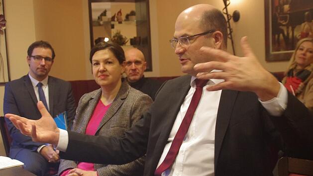 Staatsminister Albert F&uuml;racker (vorne) unterstrich die Bedeutung der Beh&ouml;rdenverlagerungen f&uuml;r die l&auml;ndlichen R&auml;ume. Foto: Marco Mei&szlig;ner