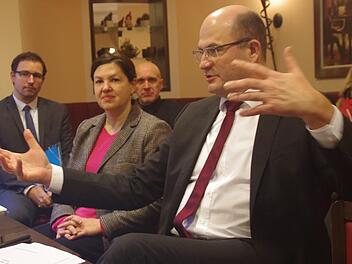 Staatsminister Albert Füracker (vorne) unterstrich die Bedeutung der Behördenverlagerungen für die ländlichen Räume. Foto: Marco Meißner