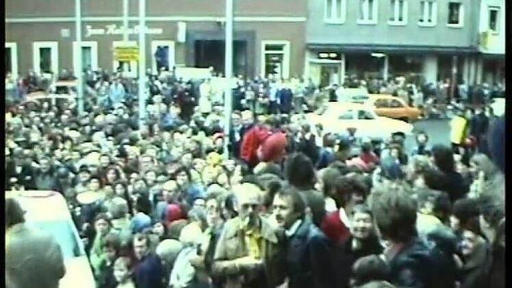 Da war was los! Auf der Treppe zum Rathaus drängten sich die Schaulustigen. Polizisten hatten Mühe, um den beiden frisch vermählten Eheleuten den Weg vom Standesamt zu ihrem weißen Mercedes zu bahnen. Harald und Meta Hofmann wurden minutenlang umjubelt.