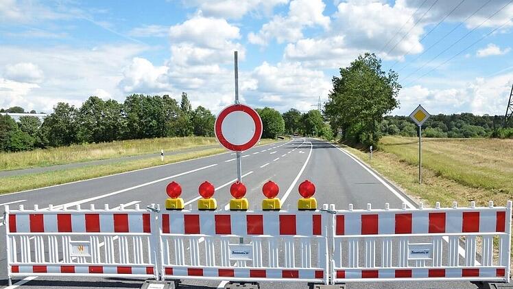 Die Bundesstraße 303 zwischen Ebersdorf und Sonnefeld ist zurzeit komplett für den Verkehr gesperrt, weil die Fahrbahn teilweise erneuert wird und gefährliche Bäume neben der Straße und dem Radweg gefällt werden müssen.