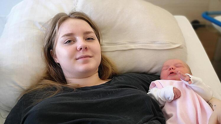Glücklich hält Mama Beatrice Schneider aus Hofheim ihre kleine Tochter in den Armen: Cilia ist das letzte Baby, welches im alten Jahr 2020 im Haßfurter Krankenhaus geboren wurde. Sie erblickte am 31. Dezember um 18.13 Uhr das Licht der Welt.