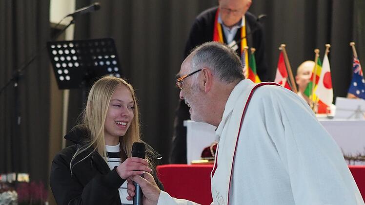 Gottesdienstbeauftragter Walter Kuhn hatte die  Firmlinge des Pastoralen Raums Bad Bocklet/Burkardroth in die Veranstaltung mit eingebunden. Foto: Jürgen Schmitt