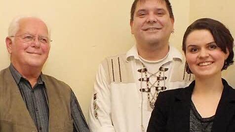 Die Vorsitzende Claudia Metzler (r.), ehrte Robert Burger (l.) für seine 60-jährige Mitgliedschaft und Heiko Manz für 25 Jahre Treue.