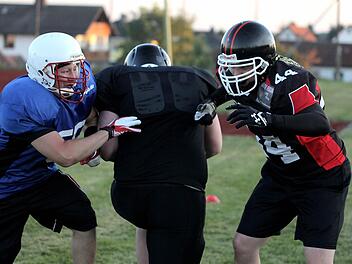 Beim Training der Kulmbach Brewers stoppen Nikolai Schneider (links) und Fabian Kob (rechts) den Angreifer Kai Hacker. Fotos: privat