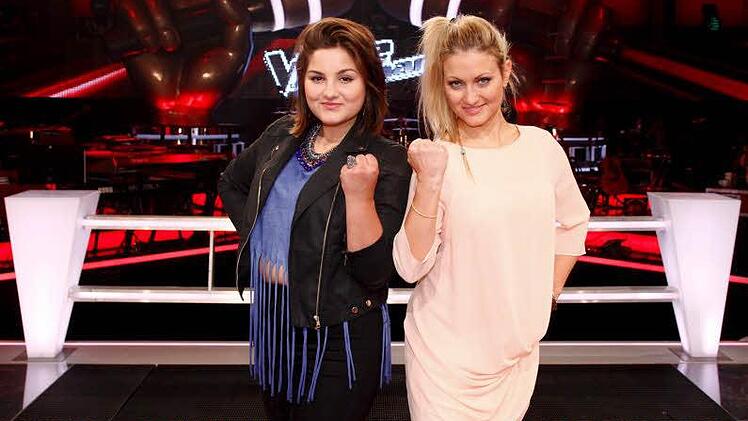 Hanna Iser (r.) aus Nürnberg, hier mit Violeta Kokollari aus München, hat am Freitagabend die Battles bei "The Voice of Germany" auf Sat1 nicht überstanden. Die Jury bestehend aus Max Herre, Nena, Samu Haber und The BossHoss hat Iser nicht in die nächste Runde gewählt. Foto: © SAT.1/ProSieben/Richard Huebner
