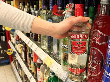 Nachdem sie am Freitagabend eine Wodkaflasche in einem Gesch&auml;ft in Kitzingen entwendet hatte, hat eine Jugendliche kurz danach den Inhalt offenbar auf ex ausgetrunken. Symbolbild: Tobias Kindermann