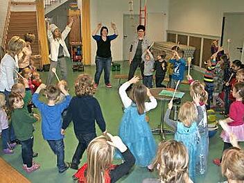 Mit viel Spaß und Kreativität befasst sich der Kindergarten Oberschleichach mit dem Thema Essen und gesunde Ernährung. Im Fasching gab es buntes Essen und Bewegung mit dem Kochlöffeltanz, angeführt von Kindergartenleiterin Kerstin Gehring-Grecksch als Chefkoch.  Foto: sw