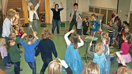 Mit viel Spaß und Kreativität befasst sich der Kindergarten Oberschleichach mit dem Thema Essen und gesunde Ernährung. Im Fasching gab es buntes Essen und Bewegung mit dem Kochlöffeltanz, angeführt von Kindergartenleiterin Kerstin Gehring-Grecksch als Chefkoch.  Foto: sw