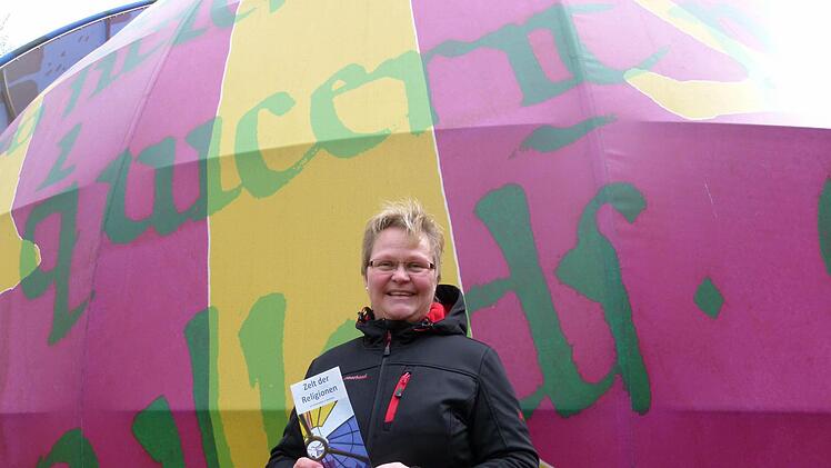 Bei Diakonin Andrea Hofmann laufen die organisatorischen Fäden rund um das "Zelt der Religionen" zusammen. Foto: mkh