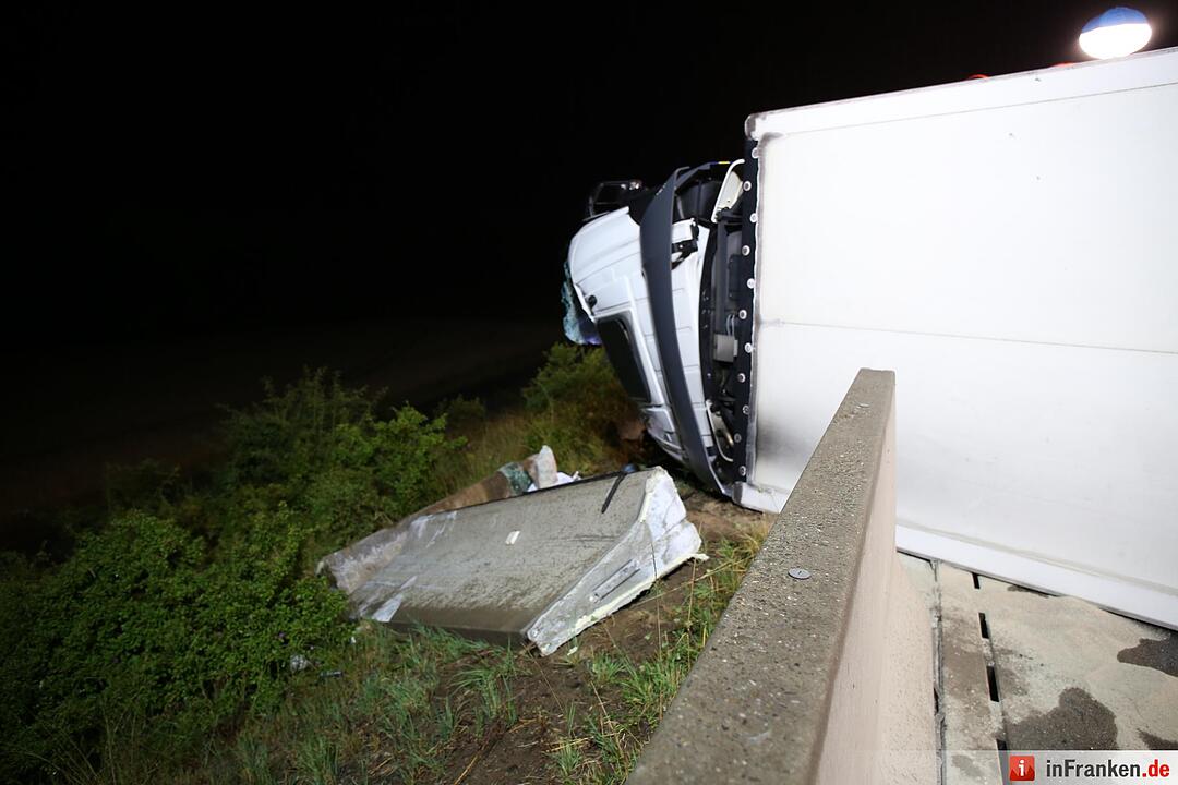 Lkw kippt um und blockiert komplette A9