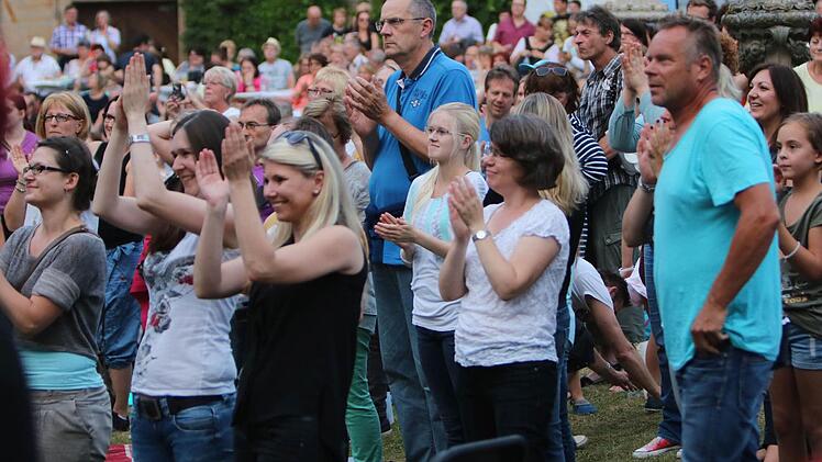 Michael Patrick Kelly zog seine Zuhörer beim Gastspiel im Rahmen des "Tambacher Sommers". Foto: Jochen Berger