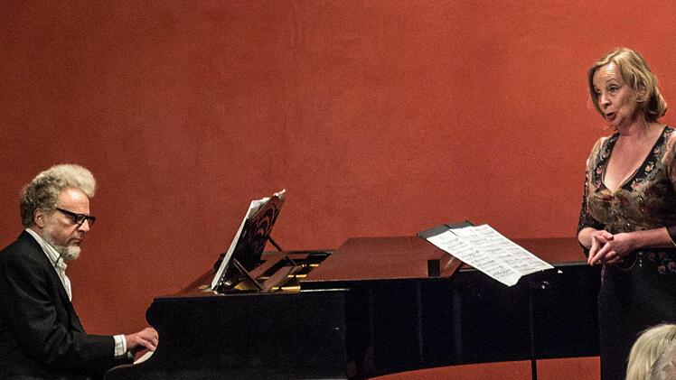 Der israelische Komponist und Pianist Issak Tavior und der Zamir-Chor Bayreuth gestalteten ein Gedenkkonzert im Coburger Haus Contakt. Sopransolistin war Barbara Baier. Foto: Jochen Berger