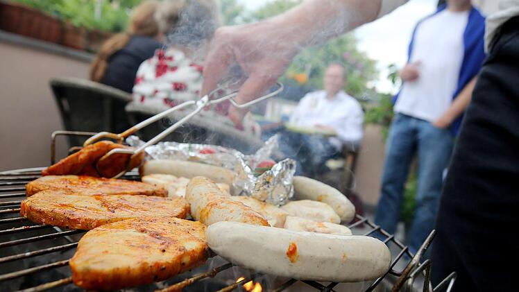Eine Reihe von Substanzen, die beim Grillen entstehen, gelten als gesundheitsschädlich. Foto: Roland Weihrauch,dpa