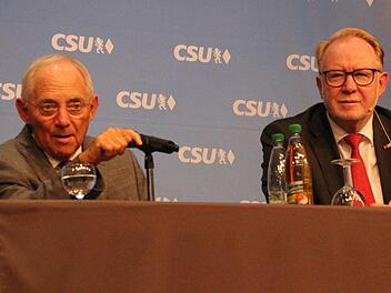 Wolfgang Schäuble (links) bei seiner Rede im Coburger Kongresshaus. Rechts der Coburger CSU-Bundestagsabgeordnete Hans Michelbach. Foto: Oliver Schmidt