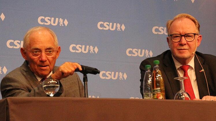 Wolfgang Schäuble (links) bei seiner Rede im Coburger Kongresshaus. Rechts der Coburger CSU-Bundestagsabgeordnete Hans Michelbach. Foto: Oliver Schmidt