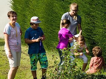 Laura, Jakob, Jan und Aurelia - links und hinten zwei Helfereinnen - knobeln an der Frage zum Märchen "Hans im Glück", um die nächste Koordinate für ihre Schatzsuche herauszubekommen.  Foto: Christian Ziegler