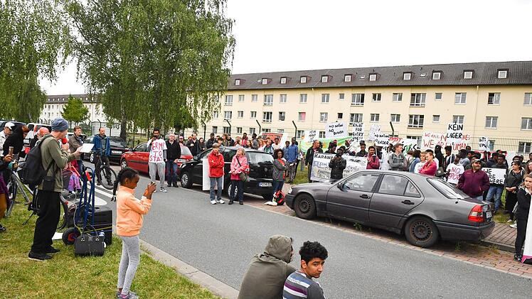 200 Menschen demonstrierten am Samstag, 23. Juni, gegen die Aufnahmeeinrichtung Oberfranken. Foto: Ronald Rinklef