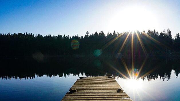 So idyllisch kann das Fichtelgebirge sein: Am Fichtelsee mit anschlie&szlig;endem Naturschutzgebiet Seelohe kann man dem Alltag  entfliehen. Foto: Ramona Schirner/infrankenpix.de