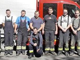 Die Teilnehmer mit den Ausbildern Christian Kahl (links) und Tobias Neder (rechts) Foto: Feuerwehr