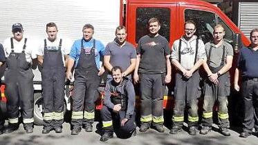 Die Teilnehmer mit den Ausbildern Christian Kahl (links) und Tobias Neder (rechts) Foto: Feuerwehr