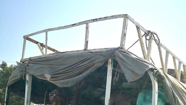 Die grünen Kleinbusse sind die öffentlichen Verkehrsmittel Verkehr in Bamako.