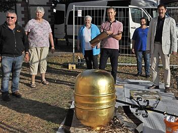 Der Kirchenvorstand in Rügheim vor der neu vergoldeten Kugel, von links: Günther Denninger, Traudi Wießler, Diakonin Sabine Dresel, Thomas Link, Melanie Schwappach und Dekan Jürgen Blechschmidt  Fotos: Martin Schweiger