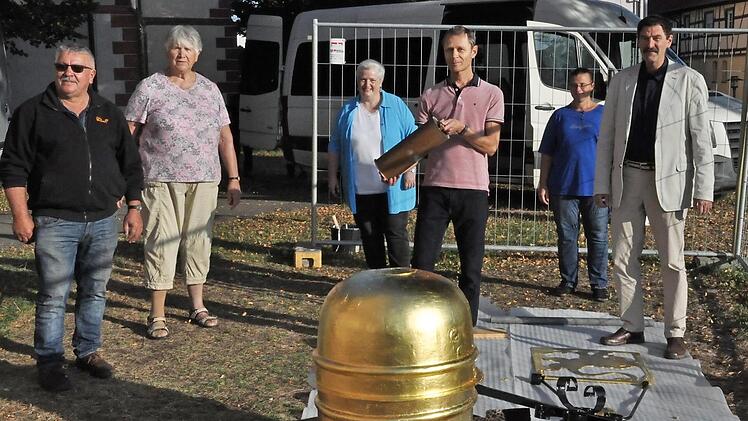 Der Kirchenvorstand in Rügheim vor der neu vergoldeten Kugel, von links: Günther Denninger, Traudi Wießler, Diakonin Sabine Dresel, Thomas Link, Melanie Schwappach und Dekan Jürgen Blechschmidt  Fotos: Martin Schweiger