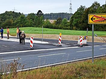 Die erweiterte Einmündung der Kreisstraße BA 30 in die Bundesstraße B 22 mit dem "Tropfen", einem erhöhten Fahrbahnteiler Foto: Udo Billen
