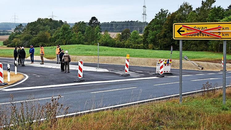 Die erweiterte Einmündung der Kreisstraße BA 30 in die Bundesstraße B 22 mit dem "Tropfen", einem erhöhten Fahrbahnteiler Foto: Udo Billen