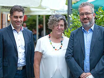 Als langjährige Schatzmeisterin der "Freunde des  Johann-Philipp-von-Schönborn-Gymnasiums Münnerstadt" wurde Gisela Richter verabschiedet: (von links) Jens Hupfer (2. Vorsitzender), Gisela Richter und Christian Stoßberg (1. Vorsitzender). Foto: Christine  Schikora