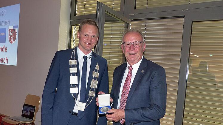 Klemens Wolf freute sich über die Bürgermedaille aus der Hand von Bürgermeister Nico Rogge. Außer dem "Mann von Grenzschutz" hatte der Gemeinderat auch Robert Erhardt die große Auszeichnung zugedacht.