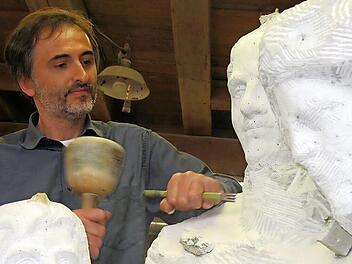 Unter fachkundiger Anleitung entstehen aus Sandstein Skulpturen und geben den Teilnehmenden erste Einblicke in die Kunst der Steinbildhauerei.