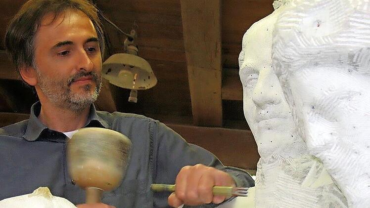 Unter fachkundiger Anleitung entstehen aus Sandstein Skulpturen und geben den Teilnehmenden erste Einblicke in die Kunst der Steinbildhauerei.