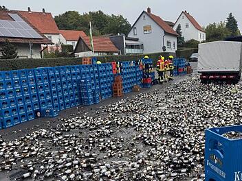 Bier-Trag&ouml;die in D&ouml;rfles-Esbach: Zahlreiche K&auml;sten bei Unfall zerst&ouml;rt