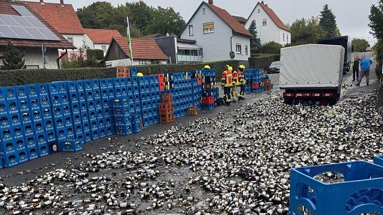 Bier-Trag&ouml;die in D&ouml;rfles-Esbach: Zahlreiche K&auml;sten bei Unfall zerst&ouml;rt