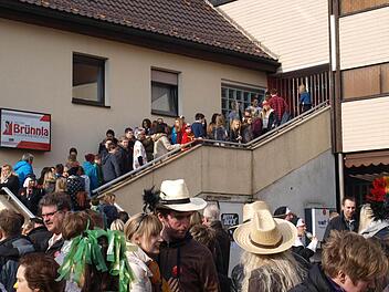 Schlange stehen vor dem "Brünnla". An Fasching hatte das Tradition. Aber auch als die Diskothek noch "Don Quichotte" hieß, war dort richtig viel los. Fotos: Treuner/Schäck