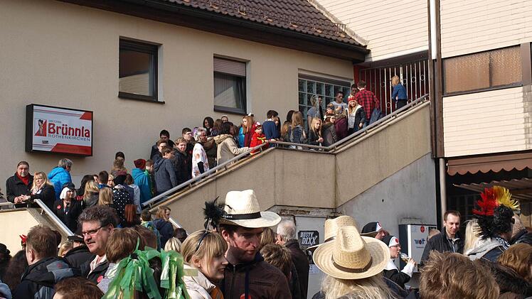 Schlange stehen vor dem "Brünnla". An Fasching hatte das Tradition. Aber auch als die Diskothek noch "Don Quichotte" hieß, war dort richtig viel los. Fotos: Treuner/Schäck