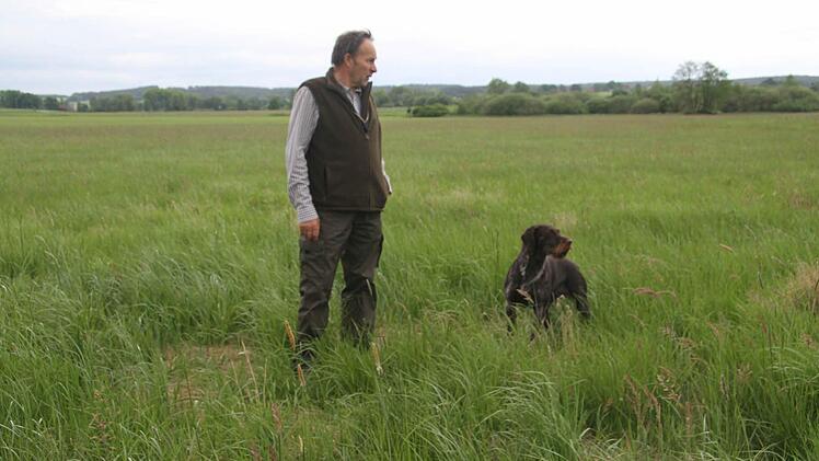Schon Tage vorher kündigt Hermann Grampp dem Revierpächter Harald Höhn die Mahd an, dann kann Harald Höhn mit seinem Deutsch Drahthaar durch die Wiesen gehen und Rehkitze und andere Tiere aufspüren