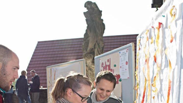 Barbara Ullmann (Mitte) vom BN Ebern nahm Maß, wie hier bei den Schalen von Stephan Walter und Patricia Walter (links und rechts): Foto: Ilona Platzer