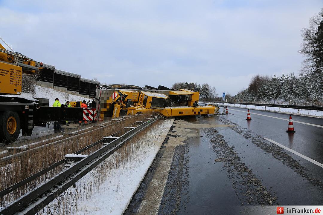 Tonnenschwerer Autokran stuerzt auf schneeglatter A93 um